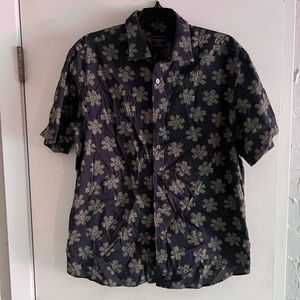 Men’s Untuck-it L Large Short Sleeve shirt. My husband wore once